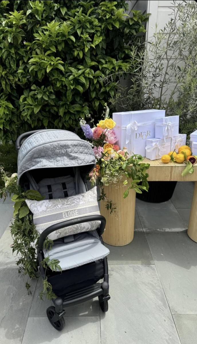 La recién nacida fue recibida con mucho amor y múltiples regalos. En las imágenes se puede apreciar una hermosa carriola y varias cajas de Baby Dior.