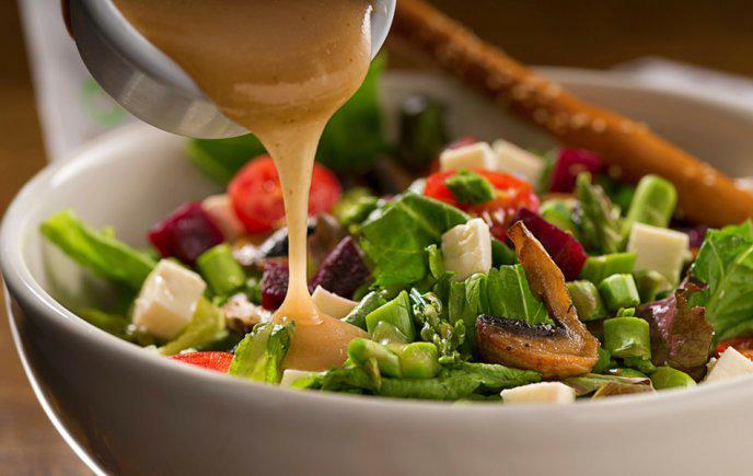 Las reinas de las ensaladas son las vinagretas. Una simple ensalada de lechuga, tomate y cebolla puede convertirse en un plato de lujo si le agregas la vinagreta de tu preferencia. 