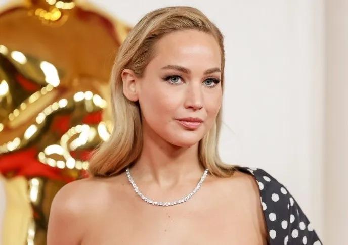 Jennifer Lawrence confesó que su principal razón para no tener relaciones sexuales fuera de una relación formal es su miedo a contraer enfermedades venéreas debido a su fobia a los gérmenes. Solo ha tenido intimidad con unos pocos novios formales, y solo después de que se realizaran exámenes médicos para asegurarse de que no tenían enfermedades de transmisión sexual.