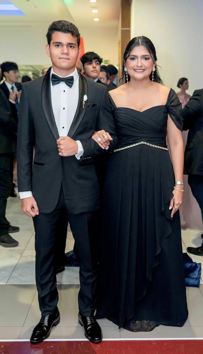 Desfile de Padres e Hijos en la gala de graduación de la Escuela Internacional Sampedrana 2026