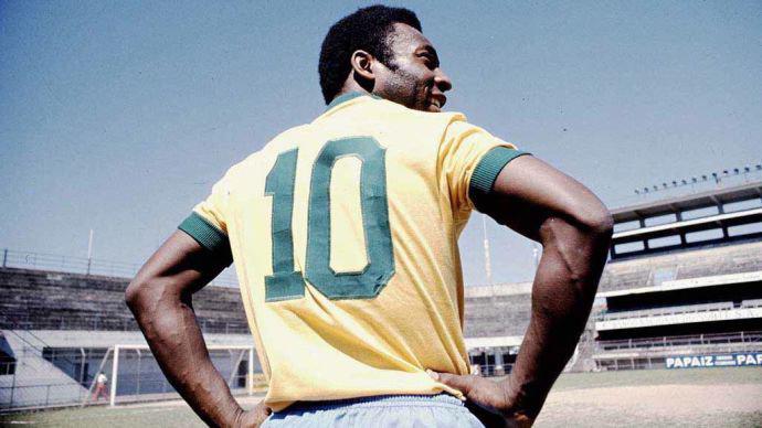 Pelé se retiró oficialmente del fútbol el 1 de octubre de 1977, en su último partido con el club New Jersey de Estados Unidos. El Estadio Giants y toda la congregación presente tuvieron el honor de despedir con ovación a uno de los inmortales del balompié. “O Rei” proclamaban todos, mientras Edson Arantes marcaba su último gol como futbolista profesional. 