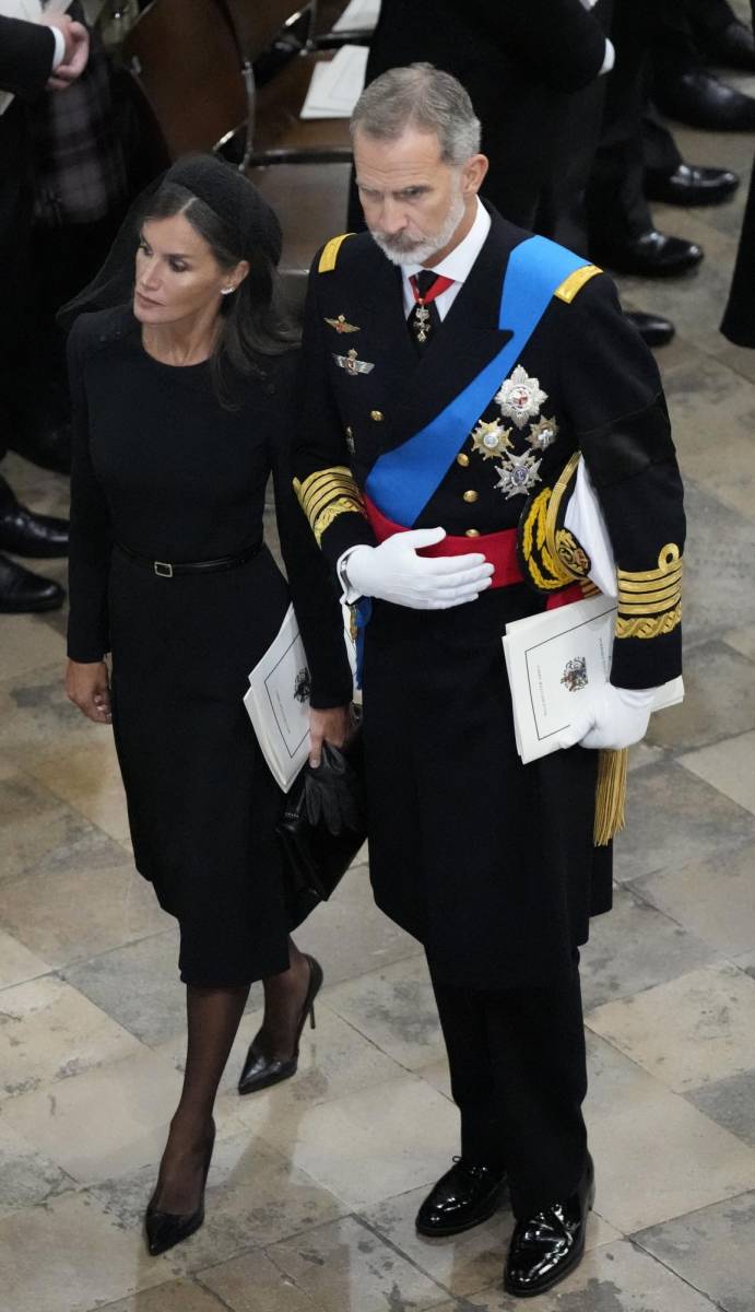 El rey Felipe de España y su esposa Letizia . (Photo by Frank Augstein / POOL / AFP)