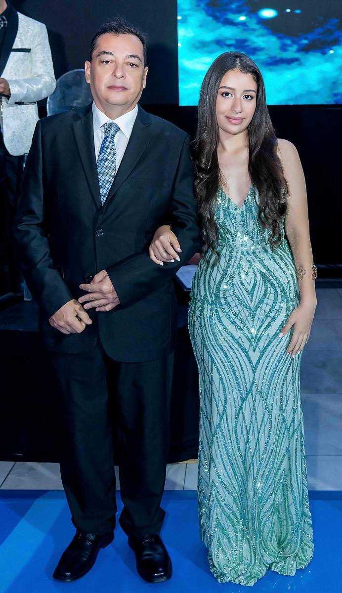 Desfile de Padres e Hijos en la gala de graduación de la Escuela Internacional Sampedrana 2026