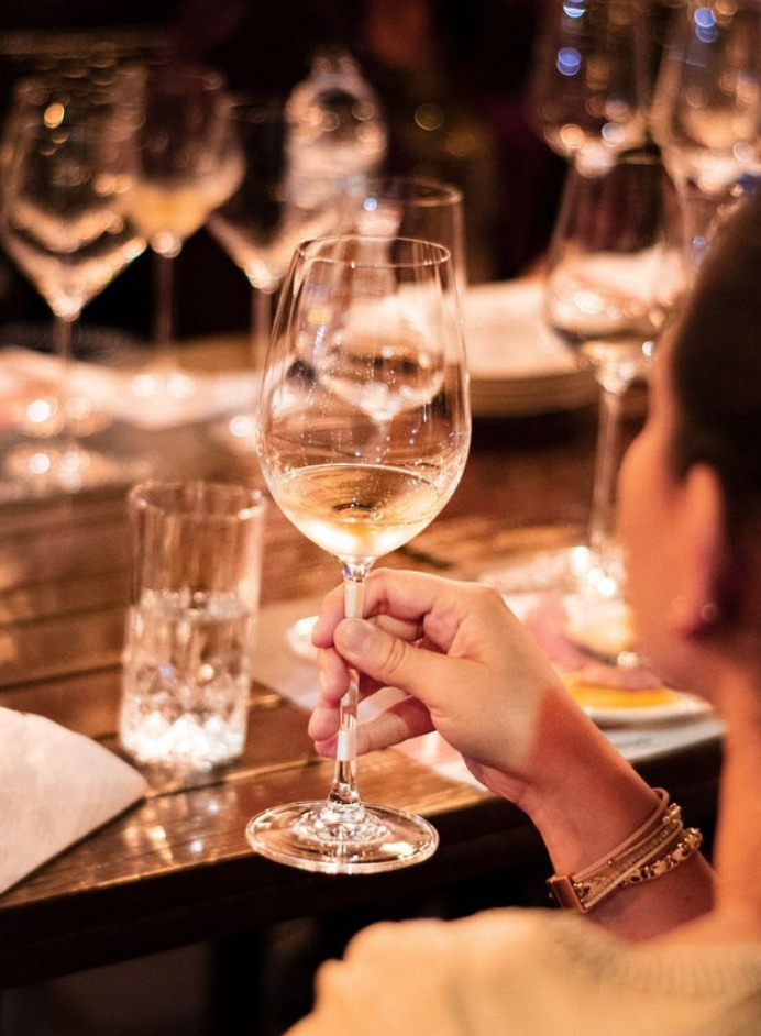 The Winery, ubicado en plaza Cipreses, es un lugar en donde aprenderás acerca del mundo del vino. Cuenta con una selección de marcas prestigiosas de todo el mundo y unas tablas de queso espectaculares. ¡The Winery es el lugar ideal para pasar la tarde con amigos!