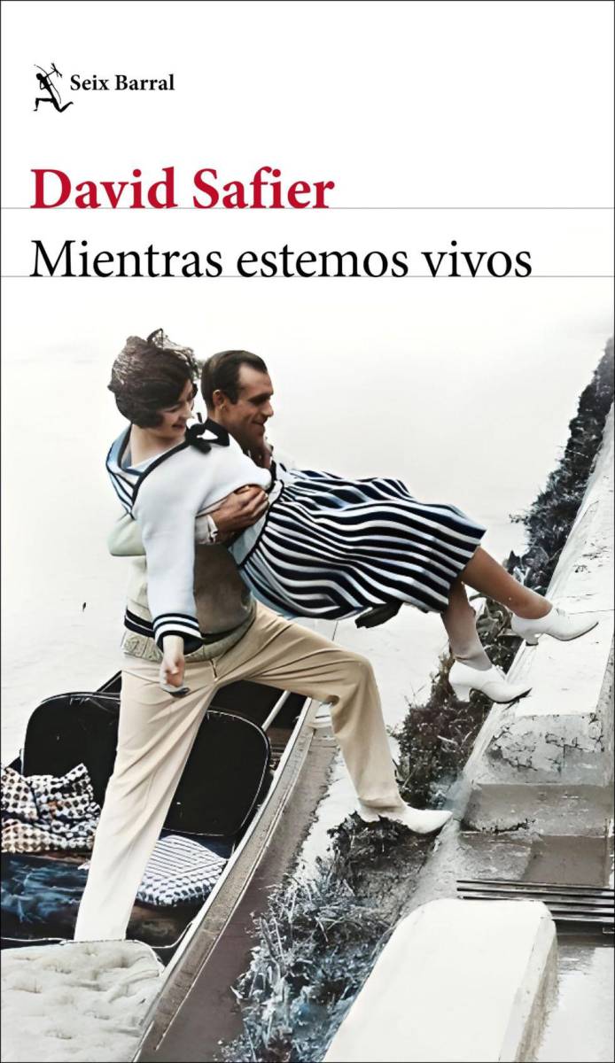 El autor germano publica “Mientras estemos vivos”, una novela alejada de lo cómico que cuenta la historia de amor entre un judío vienés y una joven viuda de Bremen a lo largo de varias décadas. Lo personal y lo histórico aquí se entrecruzan en un romance repleto de vaivenes en los que destacan dramáticos golpes del destino. 