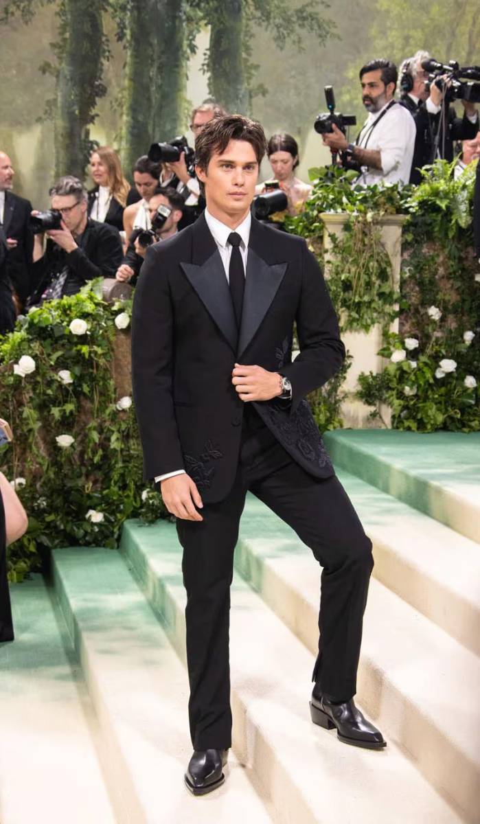 Nicholas Galitzine lució un esmoquin en cuya chaqueta se disponían bordados en el bajo, una propuesta de Fendi.