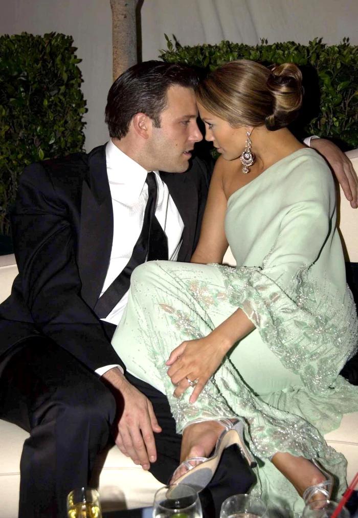 Julio 2002La pareja fue sorprendida besándose y abrazándose en una fiesta de cumpleños. Dos días después López solicitó el divorcio.
