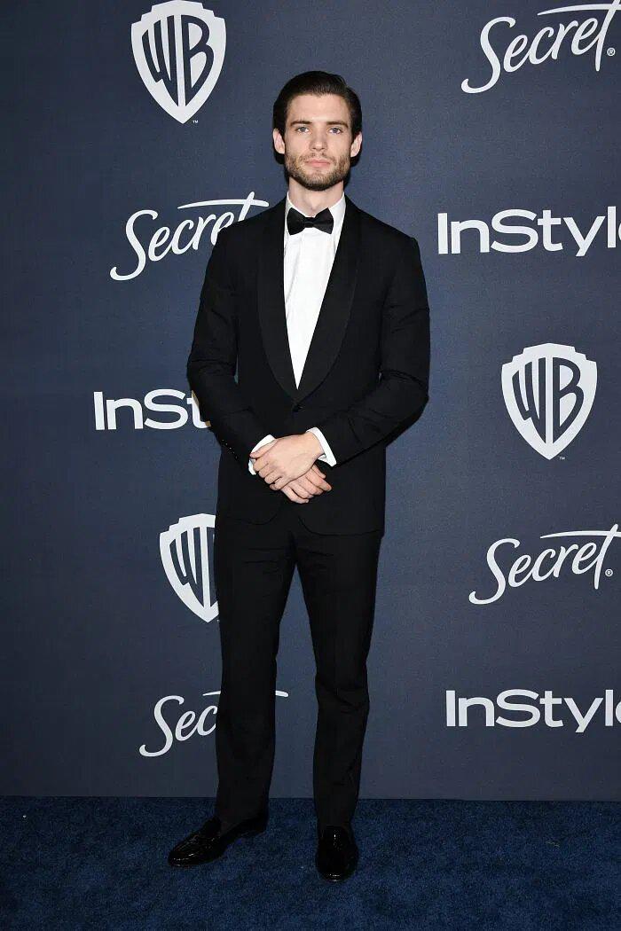 Según la página de IMDb de David Corenswet, mide 6 pies y 4 pulgadas. Eso es alrededor de 1.90 metros. He’s a tall babe. 