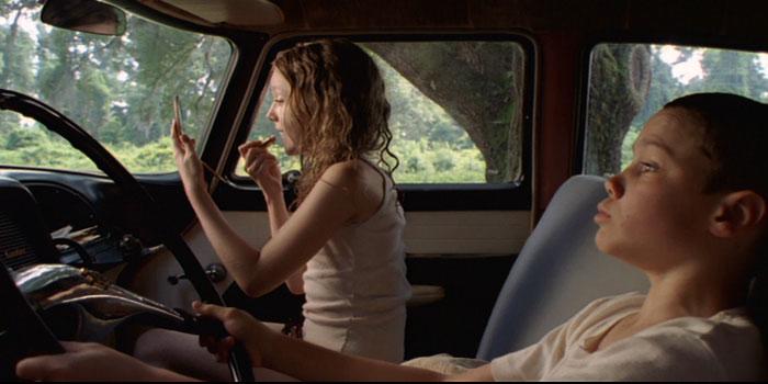 <b>Dakota Fanning en Hounddog</b>Solo tenía 12 años cuando rodó esta película, la cual tenía una escena donde se abusa de su personaje, razón que desató las críticas y catalogaron el filme como explotador y controversial.