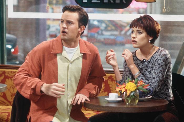 La comediante <b>Paget Brewster</b>, conocida por su papel como actriz invitada en “Friends”, expresó su pesar ante la noticia en <a rel="nofollow" href="https://twitter.com/pagetpaget/status/1718448656737821110?ref_src=twsrc%5Egoogle%7Ctwcamp%5Eserp%7Ctwgr%5Etweet%7Ctwtr%5Etrue">X</a>.“Me entristece mucho saber de @MatthewPerry. Fue encantador conmigo en ‘Friends’ y cada vez que lo vi en las décadas posteriores. Por favor, lean su libro. Su legado fue ayudar. Sin embargo, no descansará en paz... Ya está demasiado ocupado haciendo reír a todos allí arriba”.