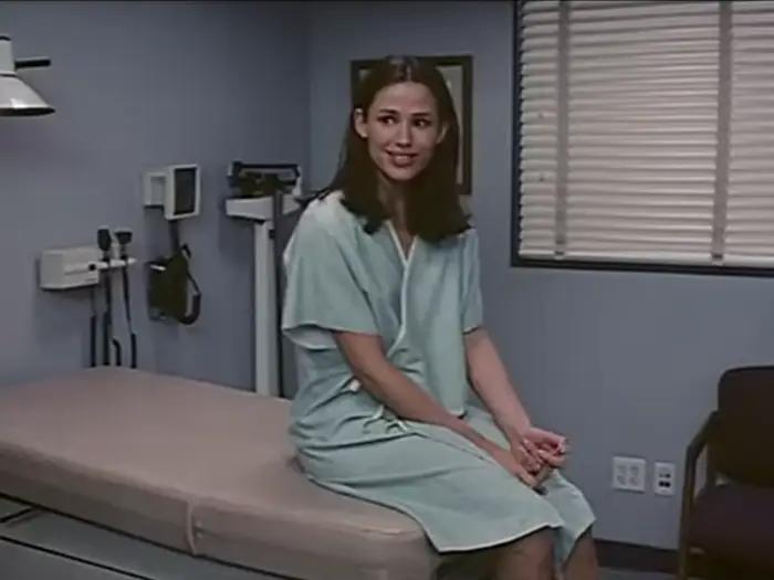 Hay una escena eliminada en donde Jenna va al doctor y “descubre” que tiene un tatuaje muy llamativo.