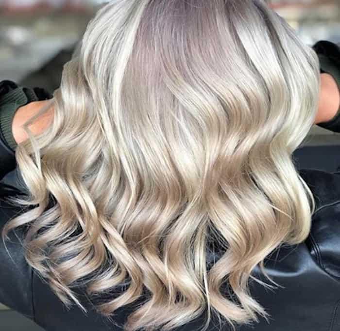 Buttercream es un tipo de rubio muy claro y ha desplazado por completo el rubio platinado, cabe mencionar que es un buen color para lucir en épocas frías.