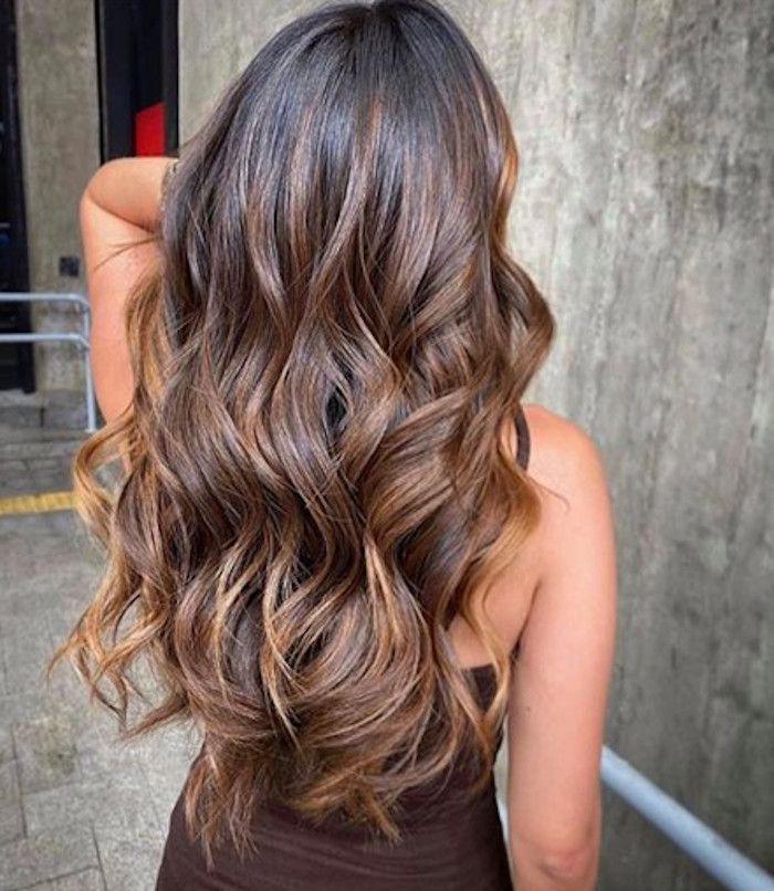 Illuminated Brunette<b> </b>es una mezcla del cabello castaño tradicional con iluminaciones rubias, ideal para épocas cálidas, donde puedes ir a la playa y ver como el reflejo de la luz enciende tus mechones cenizos.