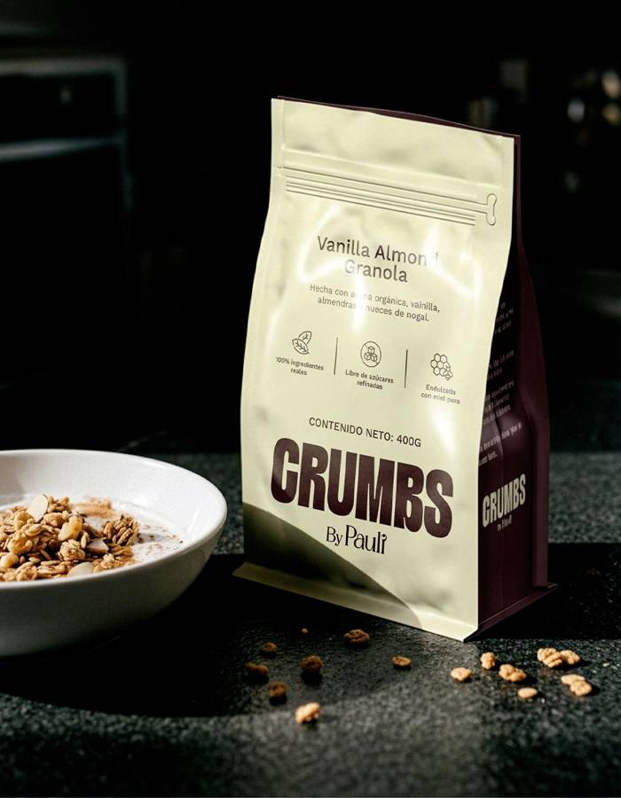 Un desayuno ideal usando Crumbs Granola<b> es y</b>ogur griego mezclado con proteína en polvo, papaya, kiwi, Spiced Pecan Granola, mantequilla de almendra y semillas de cáñamo. Podría comerlo todos los días de mi vida