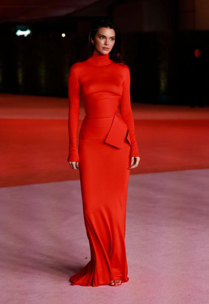 <b>Kendall Jenner</b> luce deslumbrante en un impecable vestido rojo de la colección Fendi F/W23, destacando su esbelta figura con elegancia y sofisticación.