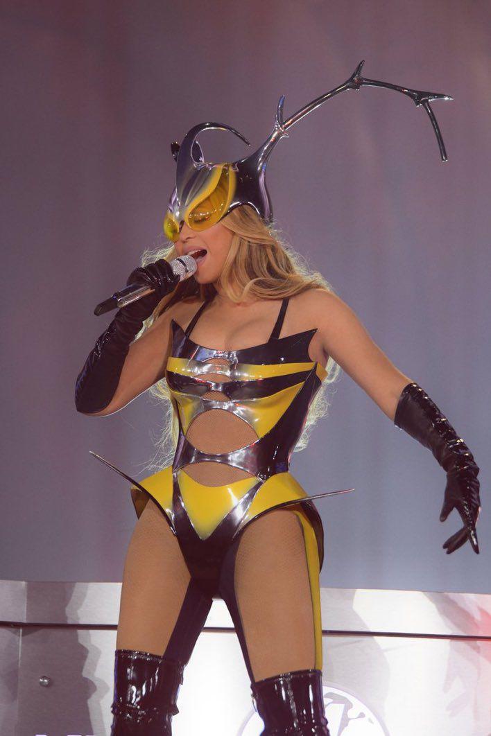 También usó un body en color amarillo y negro con escote en la parte del busto, con un casco que semejaba las antenas de abeja, que combinó con unas botas y guantes largos en color negro.