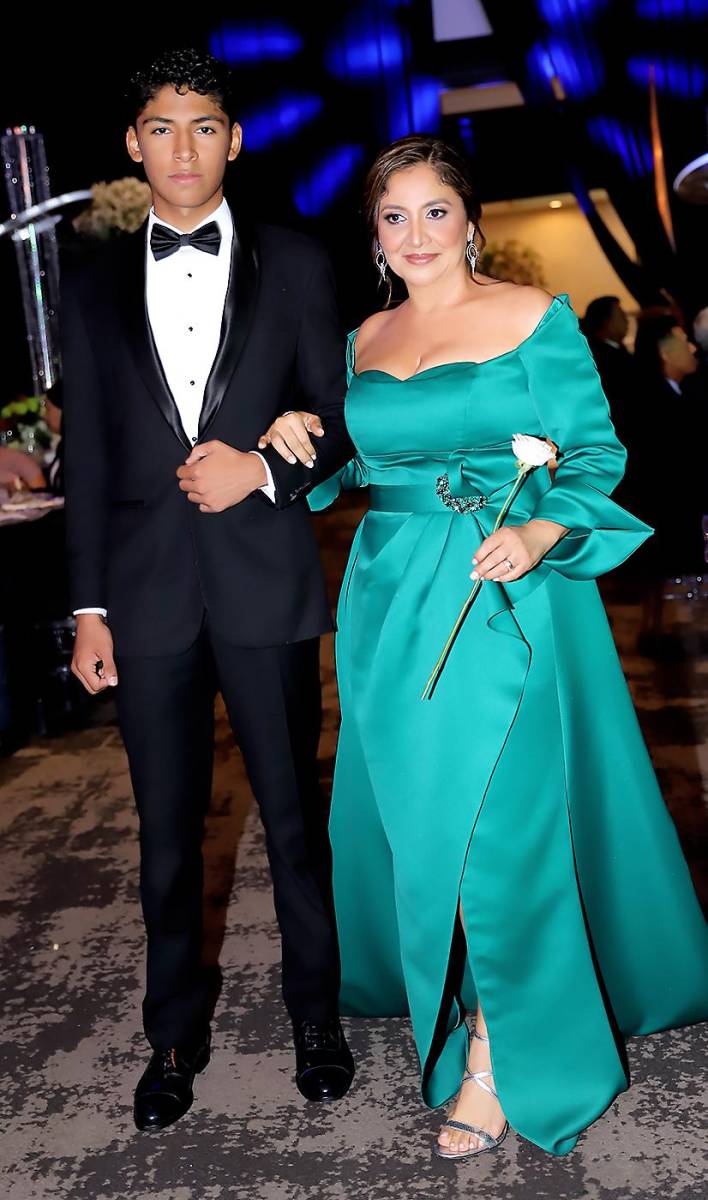 César Pavón Reyes con su madre Karla Reyes