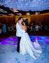 Con una ceremonia llena de emoción, rodeados de familiares y amigos Héctor Aguilar y Lauren Cardona unieron sus vidas en sagrado matrimonio, marcando el inicio de una nueva etapa juntos llena de amor, compromisos y sueños compartidos. En la foto: Los recién casados bailaron su canción preferida “Somos novios”.