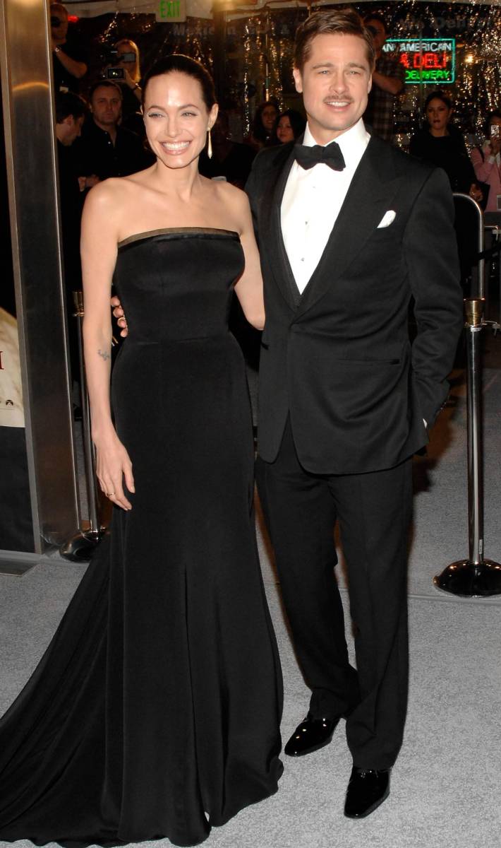 Angelina Jolie y Brad PittAntes de Bradgelina existió Bradnifer. Jennifer Aniston y Brad Pitt eran una de las parejas más queridas en Hollywood, y sus fanáticos se emocionaron cuando se casaron en una ceremonia privada en 2000. No obstante, a todos les sorprendió cuando la actriz pidió el divorcio en 2005. Según los rumores, el intérprete le había sido infiel a su esposa con su coprotagonista de Sr. y Sra. Smith, Angelina Jolie. Luego de su divorcio, Bradgelina oficializó su romance y contrajeron matrimonio en 2014. Lastimosamente, ellos también se separaron.