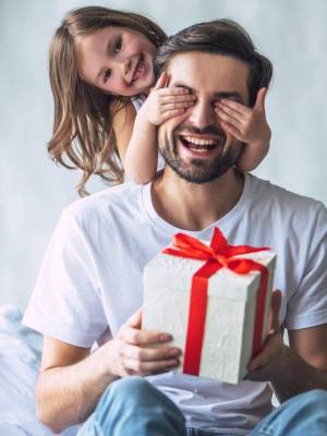 Ya se acerca el Día del Padre, si eres de los que lo celebra con algún detalle, conviene que empieces a pensar qué regalarle al tuyo este año. ESTILO te trae una guía con algunas ideas del regalo perfecto.