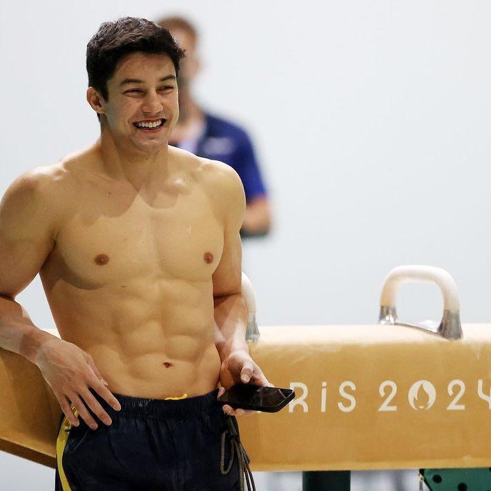 <b>Arthur Nory</b>, nacido el 18 de septiembre de 1993 en Campinas, Brasil, y de ascendencia japonesa, es uno de los gimnastas más destacados de esta lista. Su talento en las barras es innegable, pero lo que realmente lo hace sobresalir es su encantadora sonrisa, que conquista a todos a su alrededor.