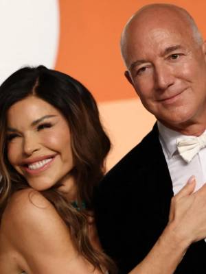 La boda del siglo: Jeff Bezos y Lauren Sánchez celebran su unión con una fastuosa fiesta de tres días que reúne a celebridades, diseñadores de renombre y una producción de lujo sin precedentes. El evento promete convertirse en una de las bodas más comentadas y lujosas del año.