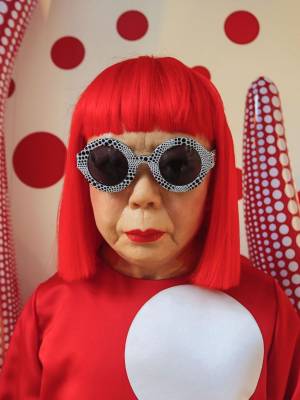 Marcada desde niña por las alucinaciones y el trastorno obsesivo compulsivo, Yayoi Kusama transformó sus experiencias personales en una obra vanguardista que conquistó museos, galerías y espacios públicos alrededor del mundo.