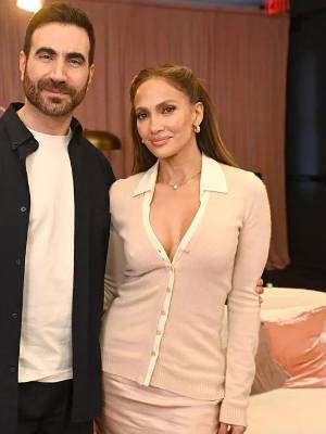 Todo lo que sabemos sobre Office Romance, la nueva película de JLo
