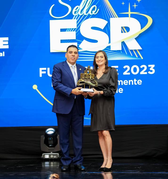 Mario Faraj, presidente de Fundahrse, y Valeria Ríos, vicepresidente de Estrategia Comercial, Mercadeo y Sostenibilidad de BAC.
