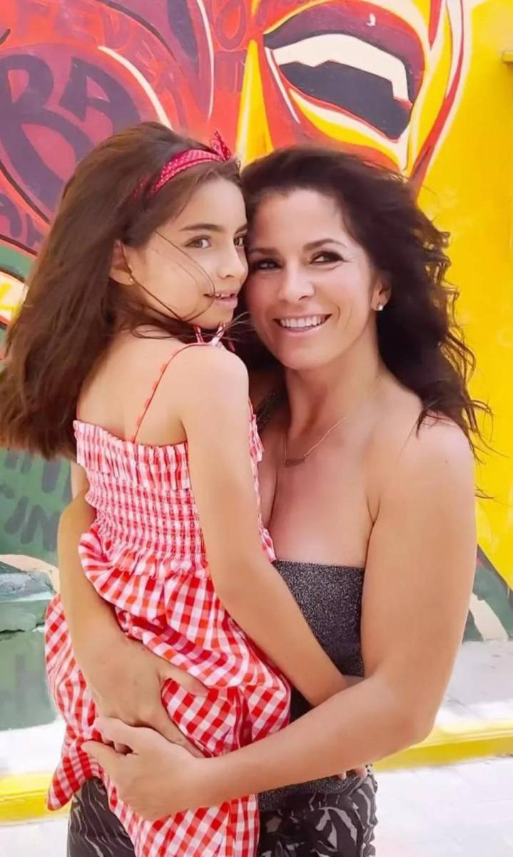 Alessandra Rosaldo compartió un video de Aitana cantando, cuando tenía alrededor de tres o cuatro años. Junto al simpático clip, comentó: “Lo mejor y más hermoso de mi vida es ser mamá de Aitana. Yo la amo y la amaré con todo mi ser hasta el último de mis respiros y más allá. ¡AMO SER TU MAMÁ!”.