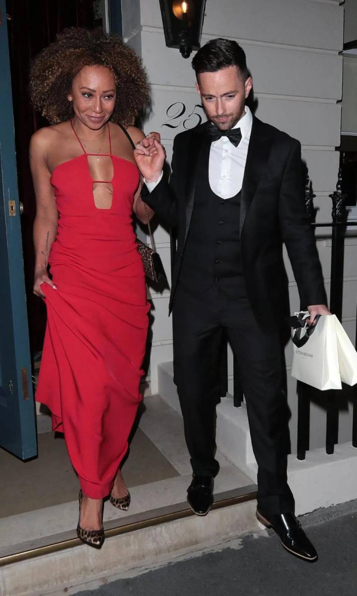El reencuentro de las Spice Girls no podía estar completo sin Mel B, quien lució elegante y sensual con un vestido completamente rojo. La cantante llegó de la mano de su pareja, Rory McPhee.