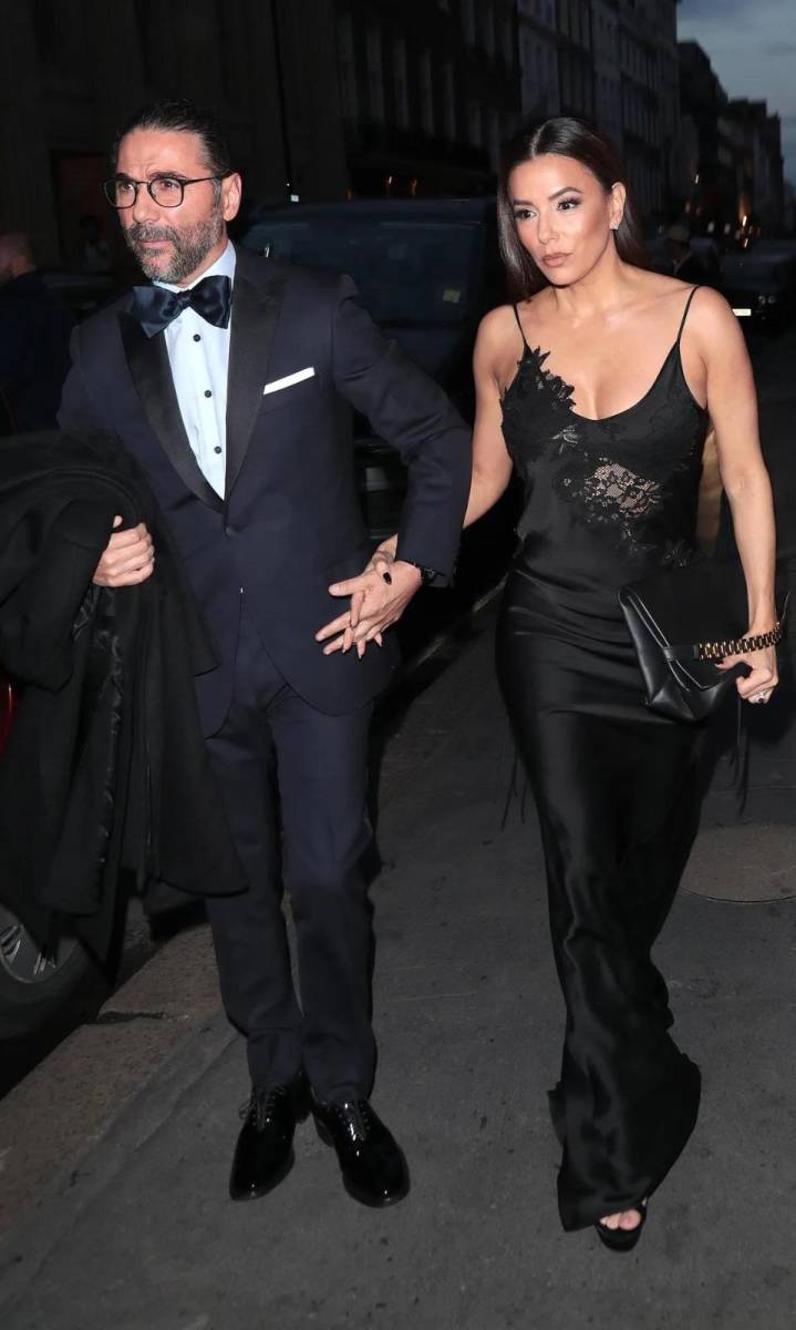 Eva Longoria y Pepe Bastón llegaron de la mano y coordinando estilos; la actriz se decantó por un elegante vestido negro de inspiración lencera, Pepe optó por un estilo más clásico de esmoquin y moño obscuros.