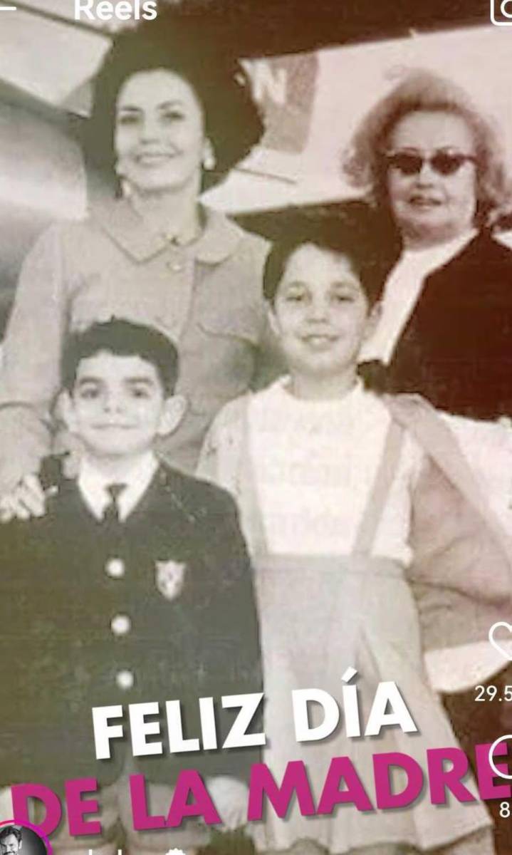 Eugenio Derbez homenajeó a las mujeres de su familia. El actor y productor compartió un video en el que aparece su mamá, Silvia Derbez, además de su esposa y su hija. Junto al video, escribió: “#blessed (bendecido)”.