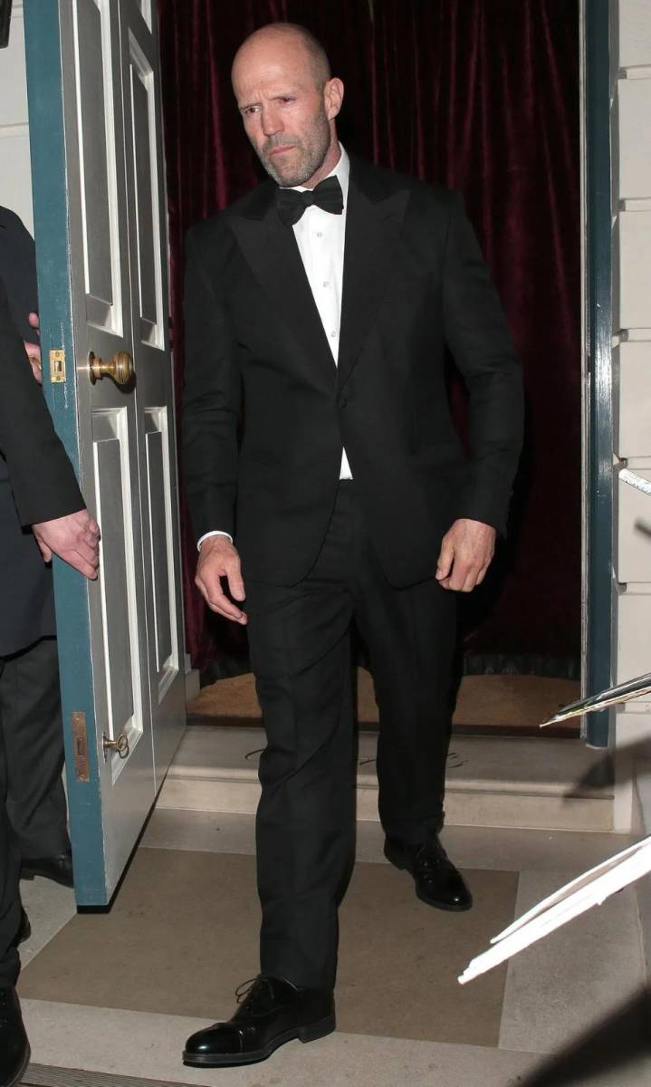 Jason Statham optó por un estilo clásico de esmoquin oscuro, camisa blanca y moño negro.