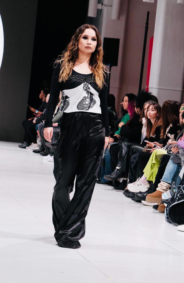 Preparar un desfile para un escenario tan prestigioso como la Semana de la Moda de Nueva York no estuvo exento de desafíos para Moreira. Desde la selección cuidadosa de prendas hasta la creación de una colección que resonara con el público, cada paso fue un desafío en sí mismo.