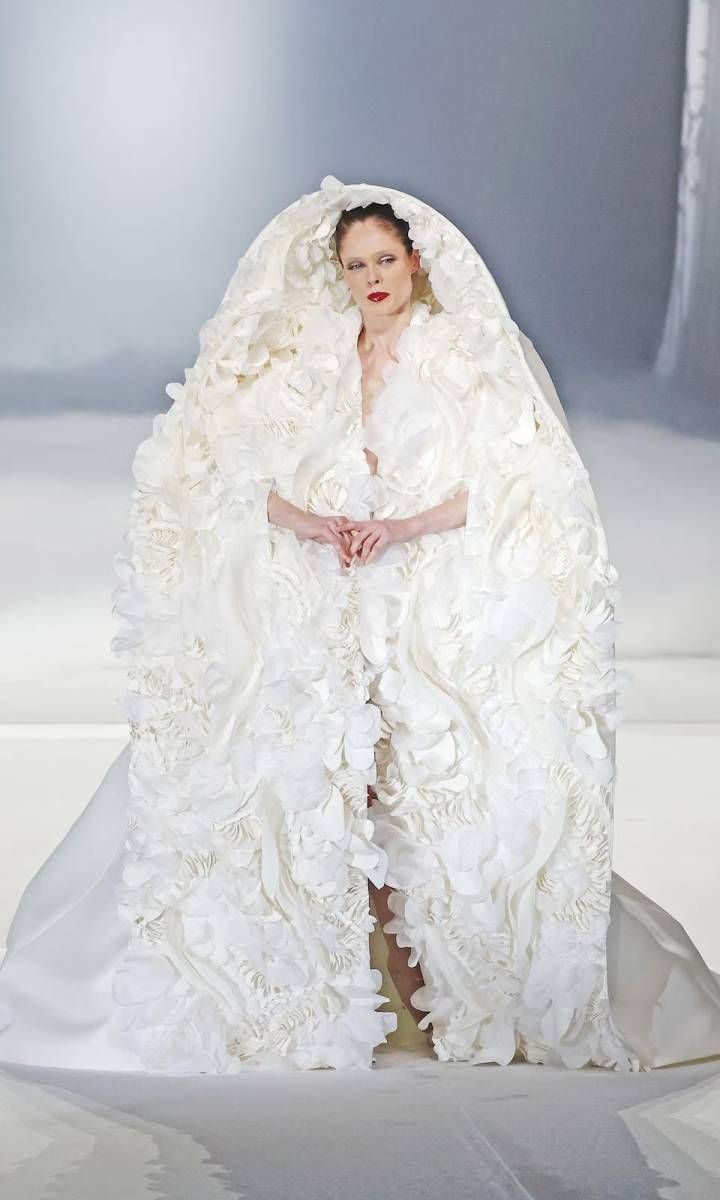 Para cerrar con broche de oro el show de Stéphane Rolland, la modelo canadiense Coco Rocha portó un look nupcial. Con vuelos que crean pétalos y una capucha que le daba un toque impresionante, digno del cierre.