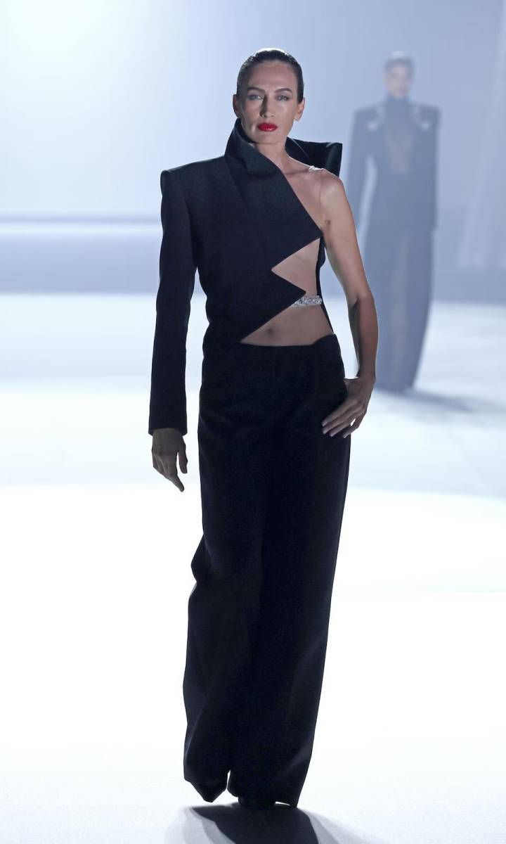 La reconocida modelo madrileña Nieves Álvarez fue la estrella de la pasarela del francés Stéphane Rolland. Fue la encargada de abrir el show con un mono negro con un corte asimétrico, que le daba un toque sensual al look.