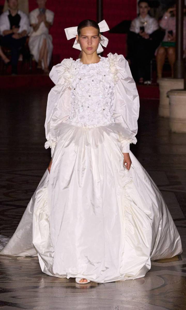 Los bridal looks no faltaron en la pasarela, con un estilo innovador y peinado con estilo coquette Angelina Kendall, modelo australiano-brasileña, se encargó de cerrar el show de la famosa casa francesa.
