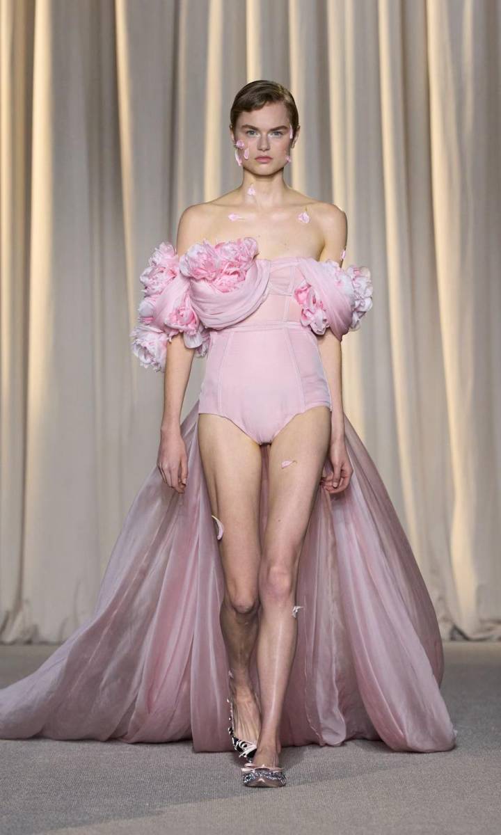 Sasja van der Jagt, originaria de los Países Bajos, ha debutado en la Alta Costura este junio con un impacto notable, al abrir el desfile de Giambattista Valli. Tonos rosados y detalles florales adornaron a la modelo.