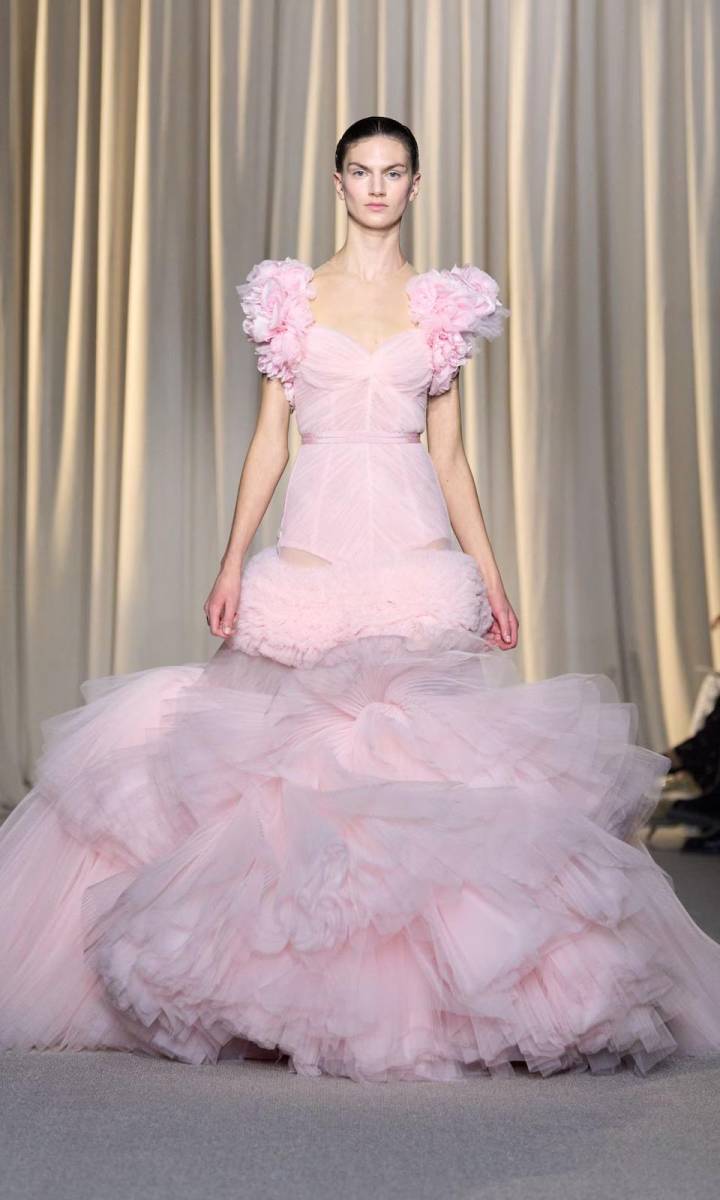 Freya Vervaet, modelo belga, hizo su debut en la Alta Costura en enero pasado. Ahora ha vuelto a brillar en las pasarelas, alcanzando un nuevo logro en su carrera: ser la encargada de cerrar el desfile de Giambattista Valli. Lució impresionante en un vestido rosa pastel con una falda de tul.