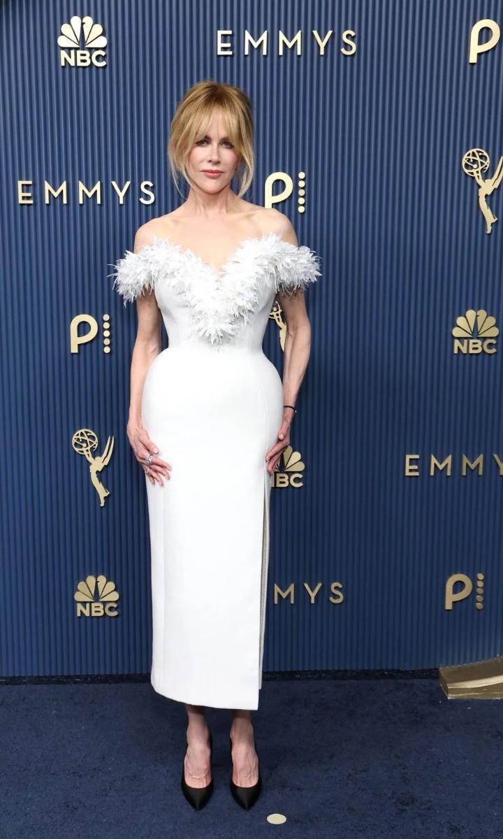 Nicole Kidman regresó a los Emmy por primera vez en siete años con un vestido blanco tipo bustier con detalles de plumas de Chanel.