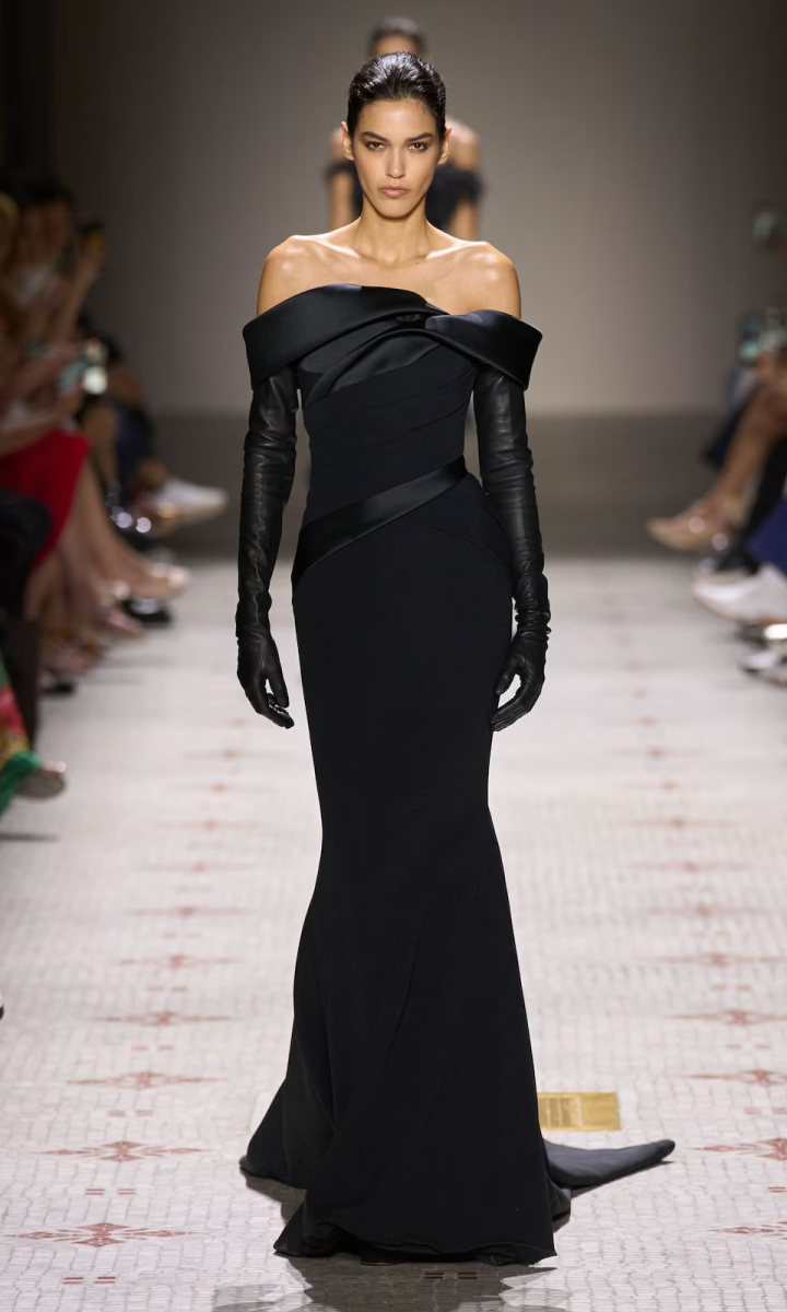 Iza Dantas, modelo brasileña, fue la encargada de abrir el desfile para Elie Saab Alta Costura. Un elegante vestido con corte de sirena y guantes de cuero le dieron una presencia imponente en la pasarela.