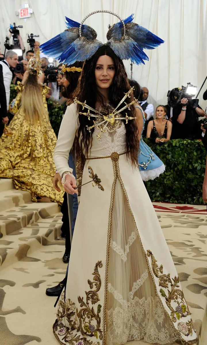Lana del ReyLa reina del alternativo tuvo una actuación icónica en el 2018, haciendo que años posteriores sus fanáticos esperen un nuevo look para la alfombra, pero desde entonces no volvió a hacer presencia en la gala.