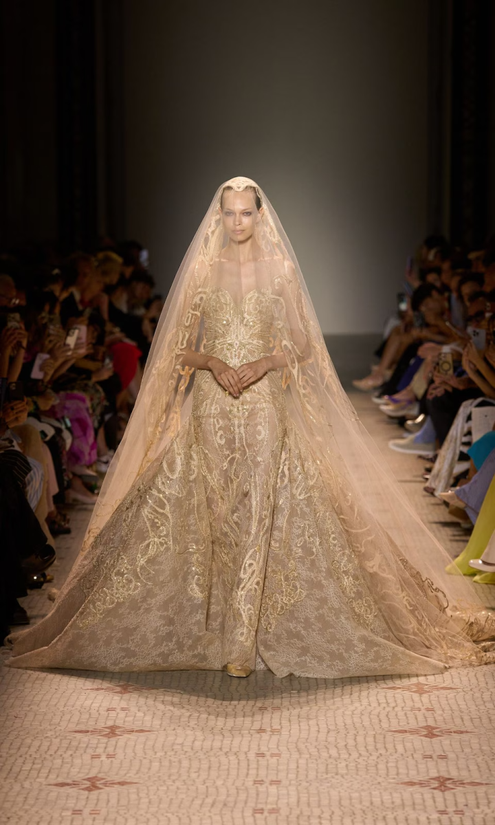 La modelo eslovaca Sophie Bozhenova<b> </b>lució un deslumbrante vestido de novia de encaje dorado y tul cubriendo su cabeza. Finalizando con esto el desfile de la colección Elie Saab Alta Costura.