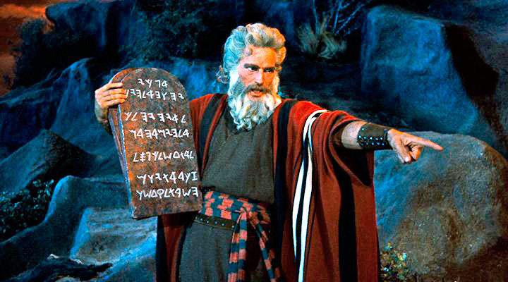 Los diez mandamientosCharlton Heston protagoniza esta película, perfecta para ser vista durante la Semana Santa. Se trata de una épica superproducción con una duración de casi 4 horas y que recibió nominaciones en 7 categorías de los Premios Óscar. Narra la historia de cómo Moisés, siendo un bebé, es encontrado por la hija del faraón, Bitia, en un río y criado en la corte real. Después de años y tras descubrir su verdadero origen hebreo, Moisés abandona su vida como príncipe y es desterrado de Egipto.