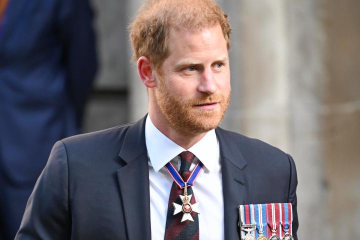 El príncipe Harry, tras varios años de distancia y críticas hacia la monarquía británica, está considerando un cambio de dirección. Este nuevo enfoque implicaría un retorno parcial a sus deberes reales, una decisión que podría marcar un giro importante en la dinámica de su relación con la Corona. Después de haberse alejado de los títulos reales y de la vida pública en el Reino Unido, su posible regreso plantea la posibilidad de reconfigurar su imagen y su rol dentro de la familia real. Mas detalles a continuación.