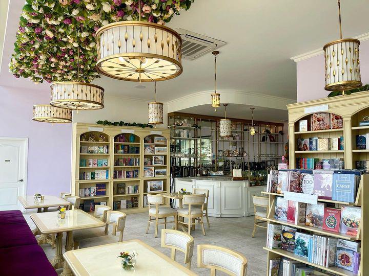 <b>Librería Casa Sol</b>Es un refugio acogedor en Tegucigalpa que fusiona la pasión por la lectura con la gastronomía. Aquí, los visitantes pueden deleitarse con una variedad de tés, tisanas, café y repostería que ofrecen en su menú. Es el lugar ideal para quienes buscan un ambiente perfecto para pasar una tarde tranquila mientras exploran su amplia selección de libros.