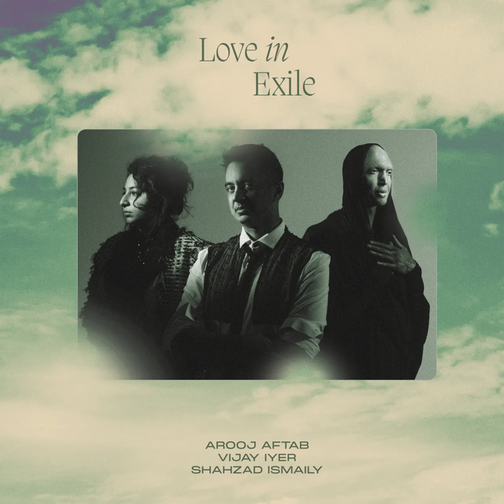 <b>10. Vijay Iyer, Arooj Aftab, Shahzad Ismaily, </b><i><b>Love in Exile</b></i>Love in Exile fusiona géneros como el ambient, el jazz y la música global, gracias a la colaboración de tres artistas con raíces sudasiáticas y experiencia musical estadounidense. La improvisación de sus piezas se nutre de tradiciones profundas, como las antiguas melodías y poesía urdu de Arooj Aftab, complementadas por el sintetizador liminal de Shazad Ismaily y los patrones de piano cambiantes de Vijay Iyer. Su música comienza con simplicidad, evoluciona en diálogo entre ellos y desencadena experiencias sonoras únicas.
