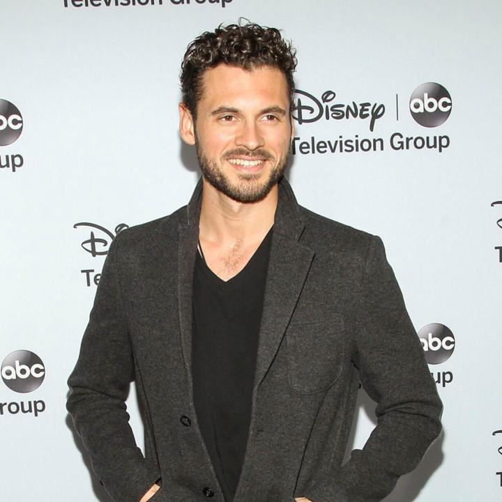 Con 42 años, Adan Canto, destacó en series como “Narcos” y protagonizó éxitos como “The Cleaning Lady” y “Designated Survivor”. También dejó su huella en películas como “Amar no es querer” y “Casi 30”.