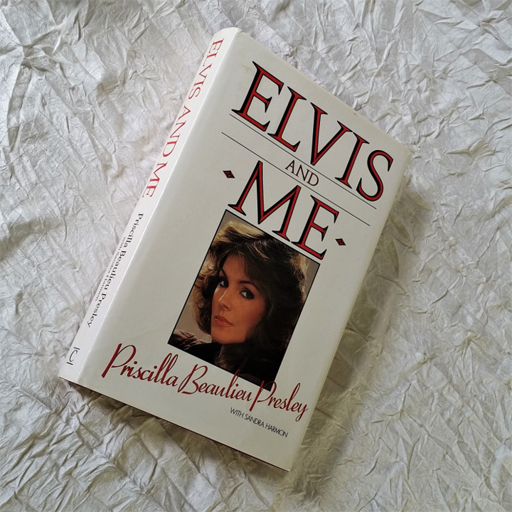 <b>Impacto de la Lectura</b>La elección de adaptar la vida de Priscilla Presley se basó en su libro “Elvis and Me”. Sofia se identificó con la experiencia de Priscilla a pesar de las diferencias. La fuerza e independencia de Priscilla al final resonaron profundamente, subrayando las luchas y transiciones universales que enfrentan las mujeres hacia la madurez.